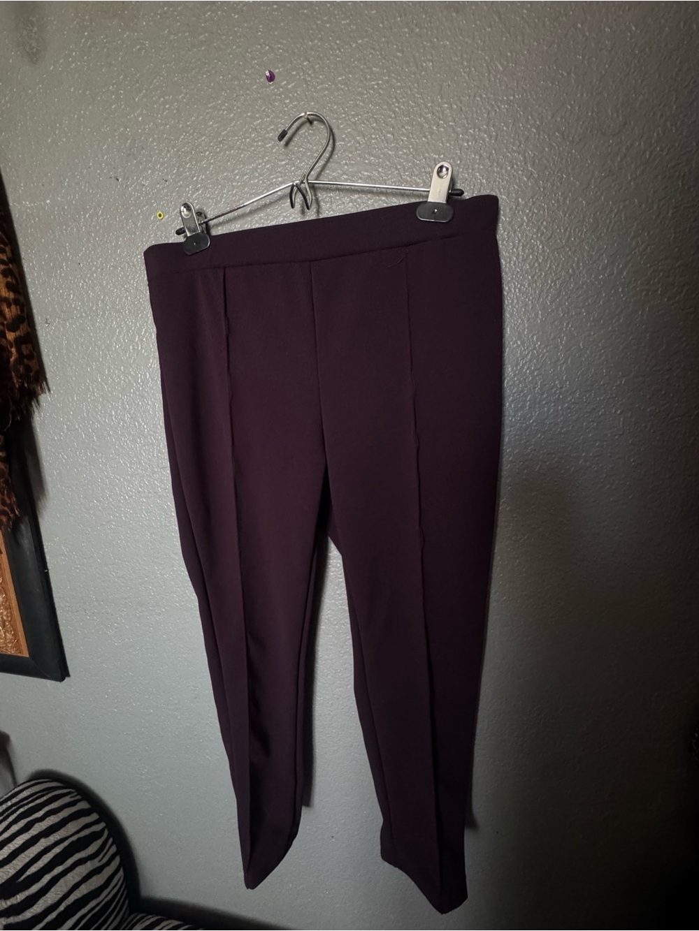 Women's High-Waisted Pull-On Capri Pants in PLUM